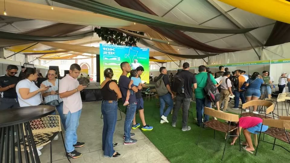 ¡ESTAMOS EN VIVO EN LA ENTREGA DE KITS DE LA MEDIA MARATÓN