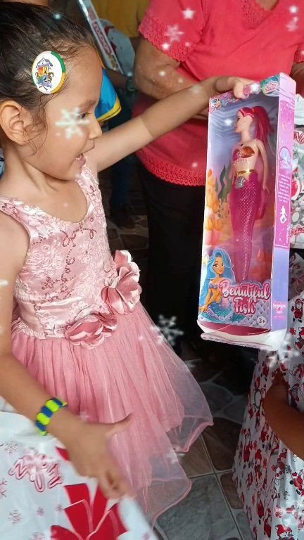 EN NAVIDAD COMPARTIMOS ALEGRÍA Y SONRISAS CON LOS NIÑOS DE LOS BARRIOS
