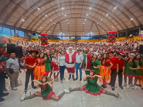 REGALOS, SONRISAS Y NAVIDAD EN ACACÍAS En esta época navideña, la Gobernación