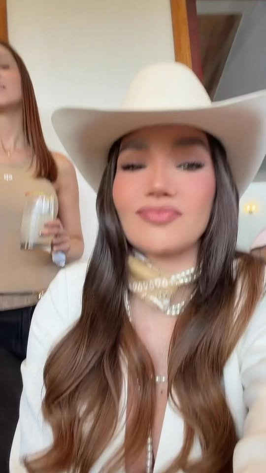 Comiendo chicharrón de coco! #fblifestyle #videocontent #paolajara #LuisAlfonso #humor #JessiUribe